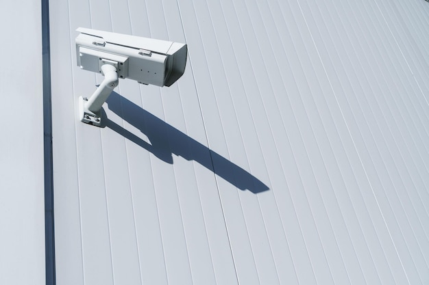 Cámara CCTV en la pared del edificio para vigilancia y protección. Concepto de sistema de control de seguridad total.