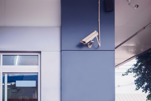 Cámara CCTV de seguridad en la pared frente a la tienda