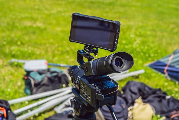 Una cámara de cine profesional en un set de producción comercial