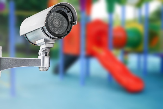 Cámara de circuito cerrado de CCTV Monitoreo de TV en el patio de la escuela de jardín de infantes al aire libre para niños concepto de sistema de seguridad para niños