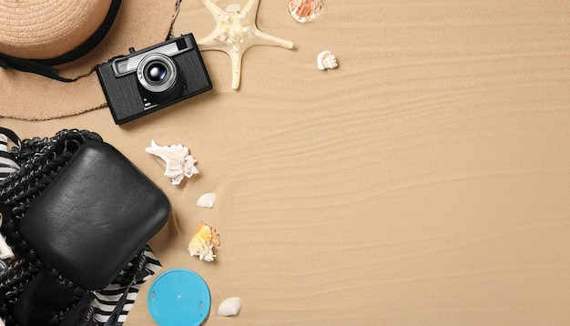 Una cámara y una concha de mar sobre una mesa.