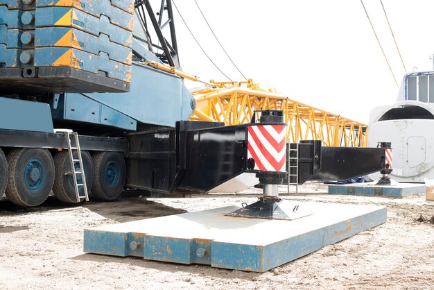 Câmara de construção contra o céu