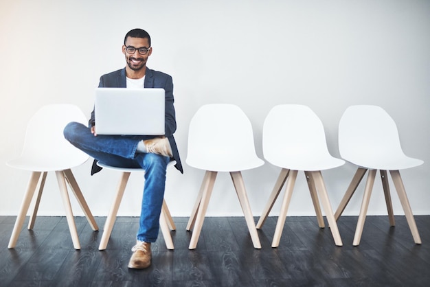 Câmara de espera empresário e laptop para recrutamento leitura e pesquisa perguntas para entrevista de RH cadeiras candidato masculino e digital para informação oportunidade e revisão de portfólio para emprego