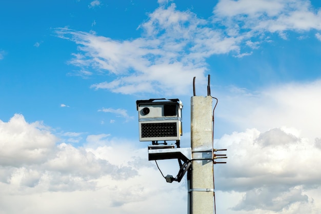 Câmara de radar de velocidade contra o fundo do céu azul