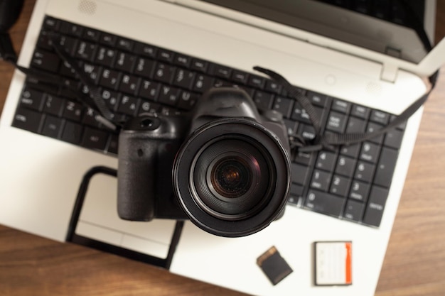 Cámara DSLR moderna y computadora portátil