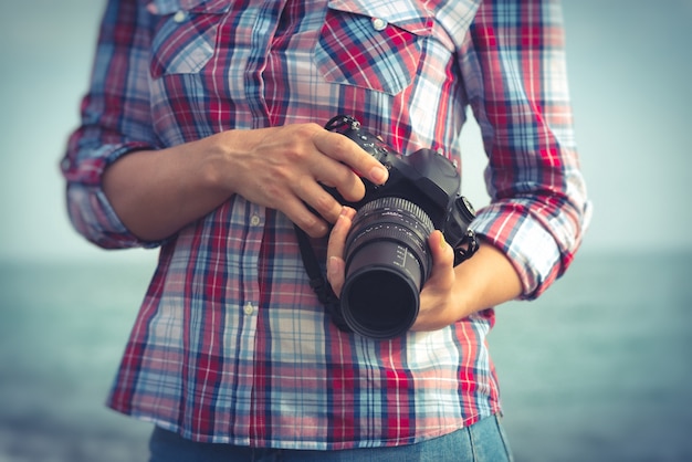 Cámara DSLR en poder de la mujer