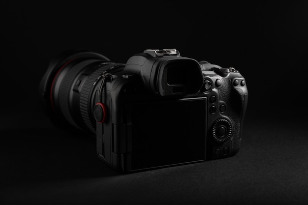 Foto cámara sin espejo profesional con lente premium en fondo oscuro
