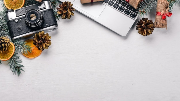 Cámara Fondo de madera de Navidad Vacaciones de año nuevo Motivo de Navidad En una superficie de madera Vista superior Espacio libre para el texto