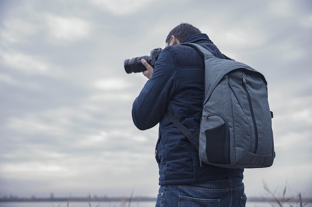 Cámara de fotos de mano de hombre viajero