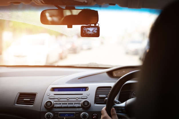 Cámara frontal grabadora de coche, mujer conduciendo un coche con grabadora de video