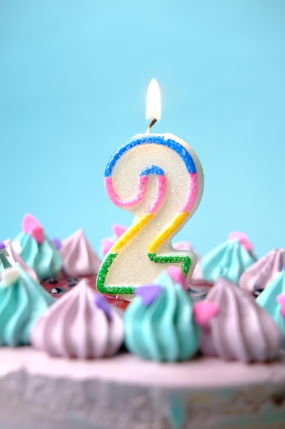 Cámara lenta de velas encendidas en un pastel de cumpleaños sobre fondo verde claro