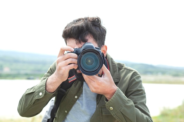 Cámara en la mano del fotógrafo