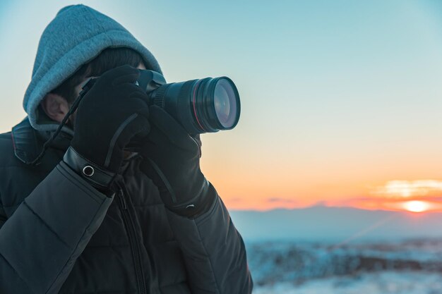 Cámara de mano de hombre en invierno