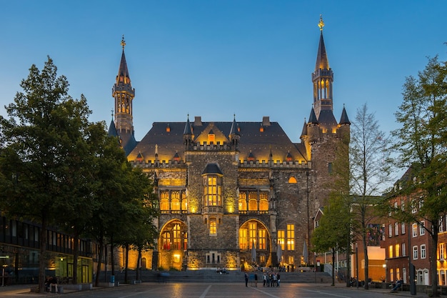 Câmara municipal de Aachen à noite