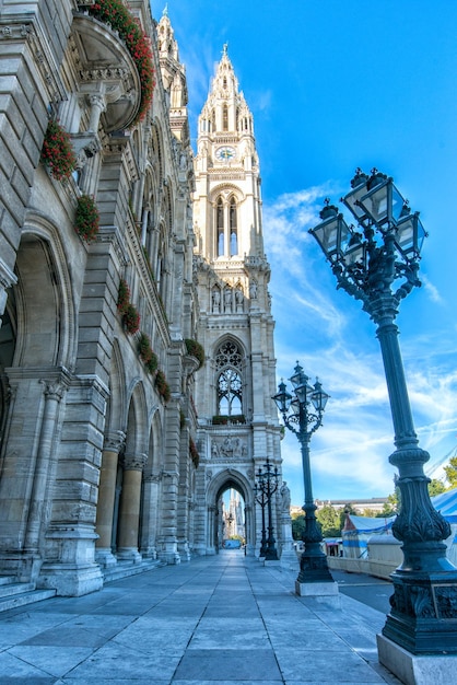 Câmara Municipal de Viena (Rathaus) contra o céu azul. Viena. Áustria.