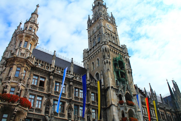 Câmara municipal histórica de Munique na praça Marienplatz decorada com bandeiras Alemanha