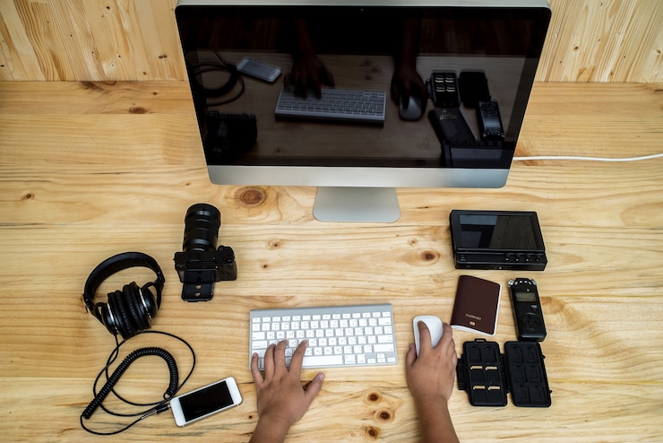 Foto cámara de la pc de la oficina de la visión superior, editor de fotos de las manos de las mujeres asiáticas que trabajan en la computadora