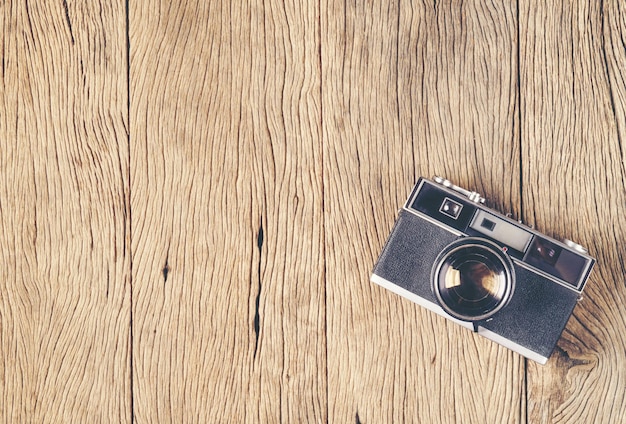 Foto cámara de película antigua vintage en tablero de madera con espacio de copia