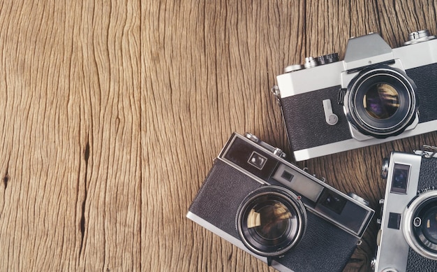 Foto cámara de película antigua vintage en tablero de madera con espacio de copia