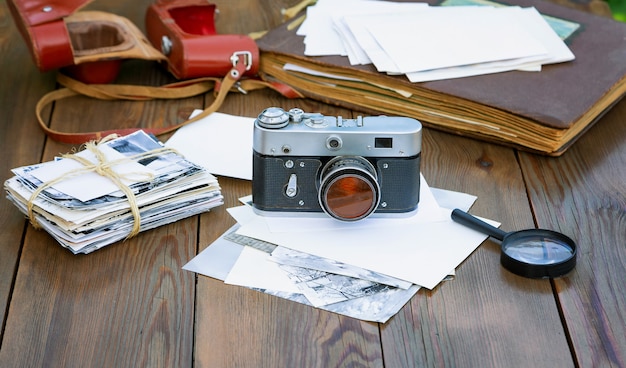 Cámara de película y fotografías antiguas Un paquete de fotografías antiguas álbum de fotos sobre una mesa de madera