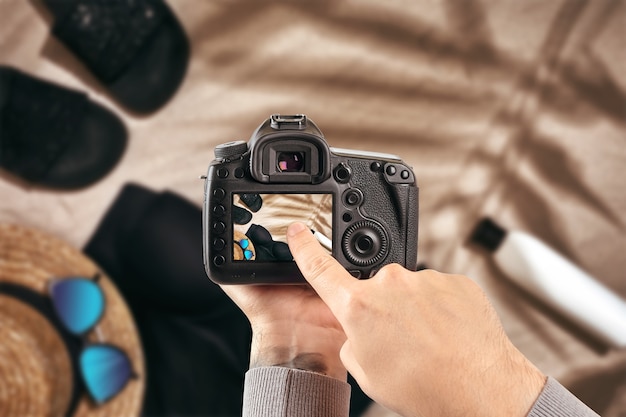 Foto cámara réflex digital singlelens en manos hombre fotógrafo hace fotos manos masculinas sostienen la cámara c ...