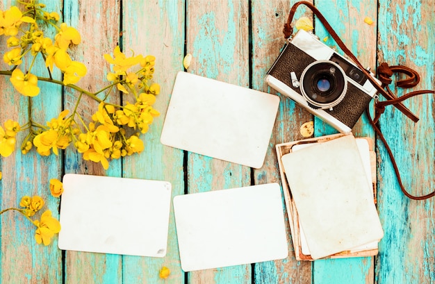 Cámara retro y álbum de fotos de papel viejo vacío