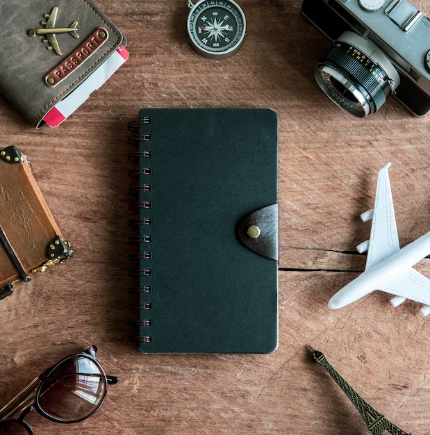 Foto cámara retro con avión de juguete, pasaporte, artículos de viaje y productos lácteos, concepto de viaje