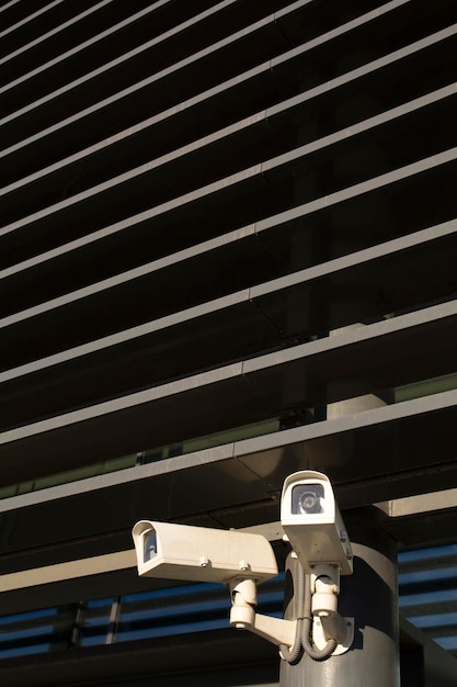 Foto cámara de seguridad en un edificio moderno para videovigilancia