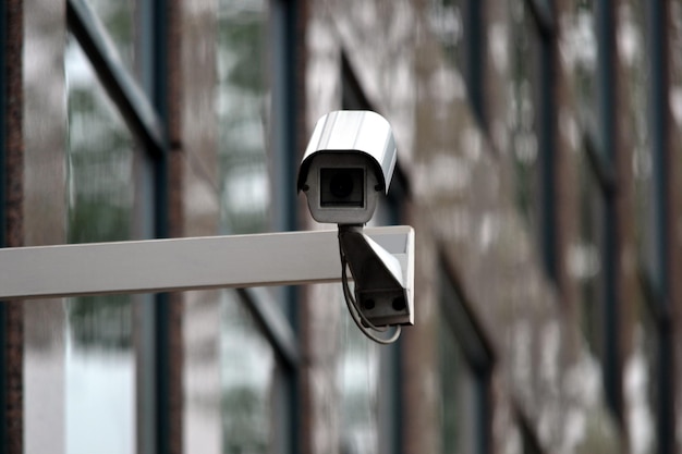 Cámara de seguridad y exterior del edificio de oficinas