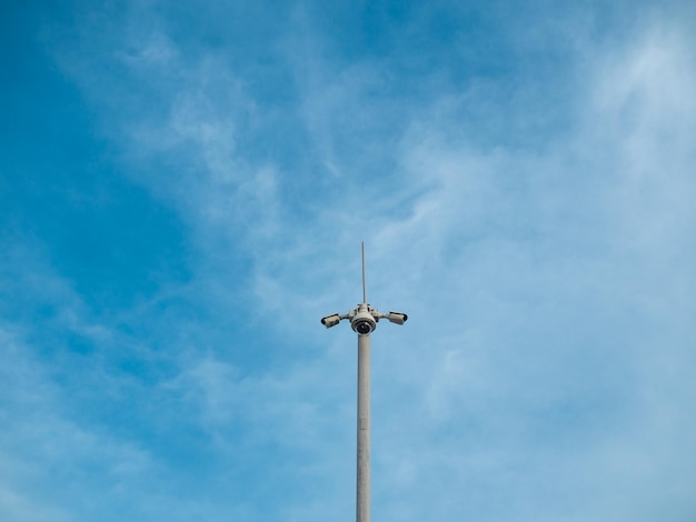 Cámara de seguridad exterior para monitorear los cruces ciudadanos CCTV gran hermano y concepto de privacidad