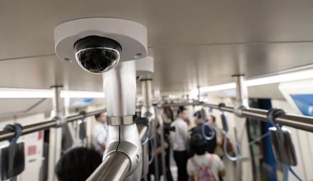 Cámara seguridad monitoreo en el metro del techo | Foto Premium