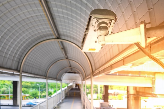 Cámara de seguridad o CCTV en el puente, pasarela, calle borrosa con personas caminando en Bangkok