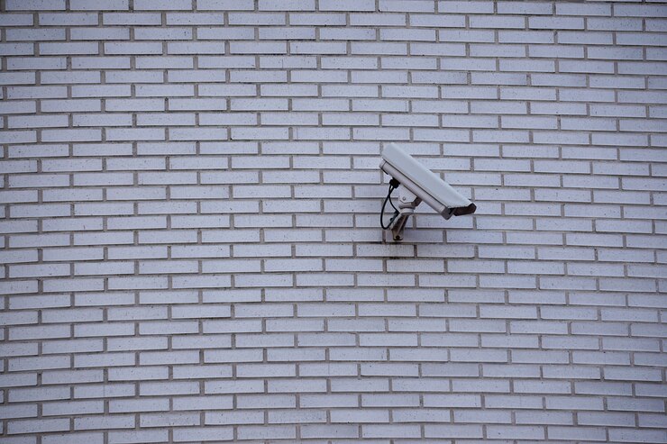 Cámara de seguridad en la pared.