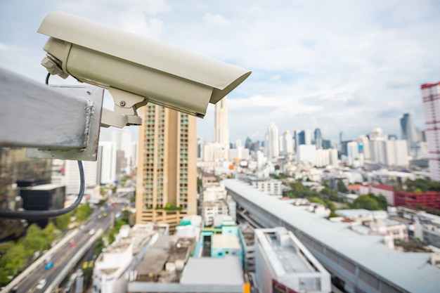 Cámara de seguridad y video urbano (cctv) en edificio.