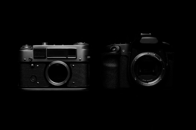 Foto cámara slr digital versus analógica con diapositivas, tarjetas de memoria, película de 35 mm