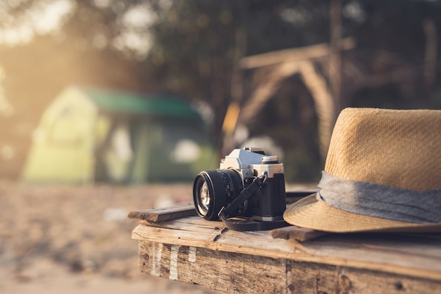 Foto cámara, sombrero y gafas de sol en la playa