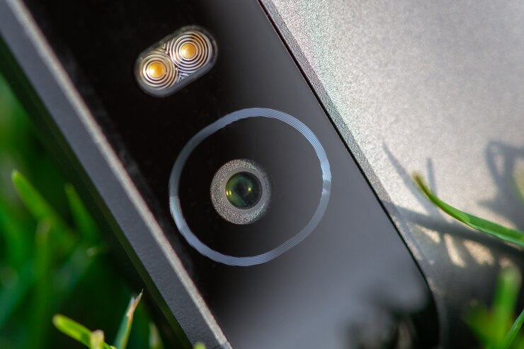 Foto cámara de teléfono inteligente con una foto de primer plano en la hierba verde
