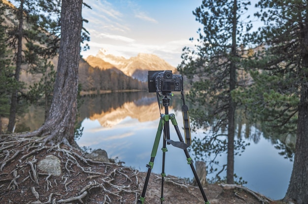 Una cámara trípode para fotografiar paisajes de montaña.