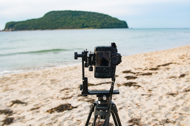 Una cámara en un trípode para tomar una panorámica al aire libre