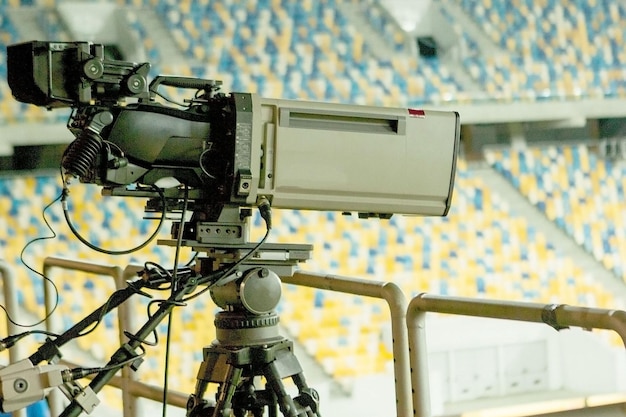 Cámara de TV en el estadio durante los partidos de fútbol