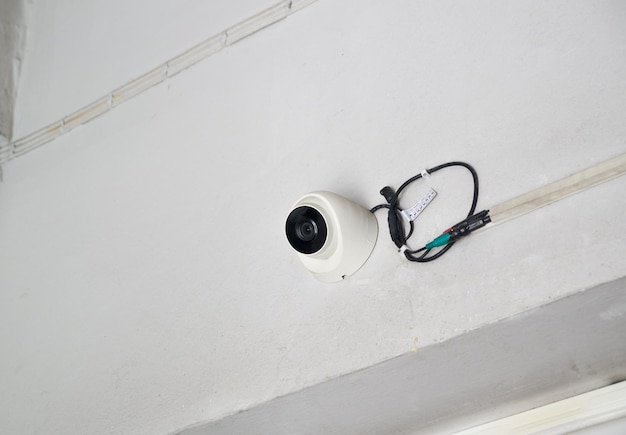 Cámara de vigilancia cctv con video de grabación en forma de cúpula para monitorear el sistema de alerta de alarma de seguridad en el edificio de la oficina comercial