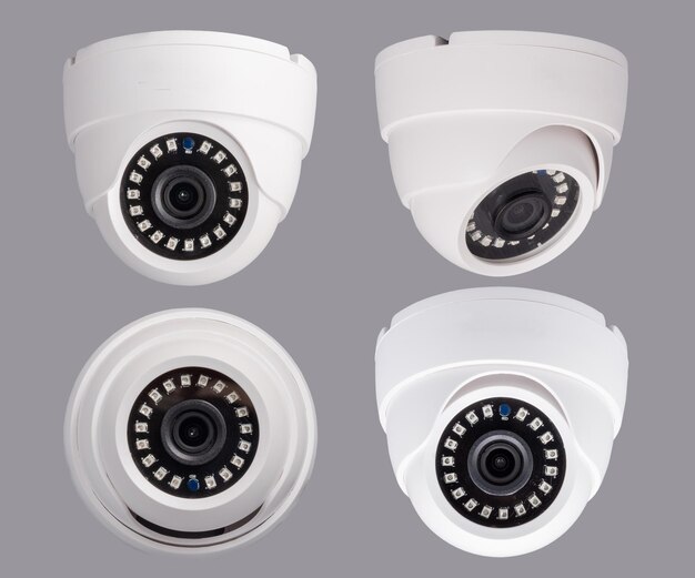 cámara de vigilancia de cúpula aislada en fondo gris en diferentes proyecciones