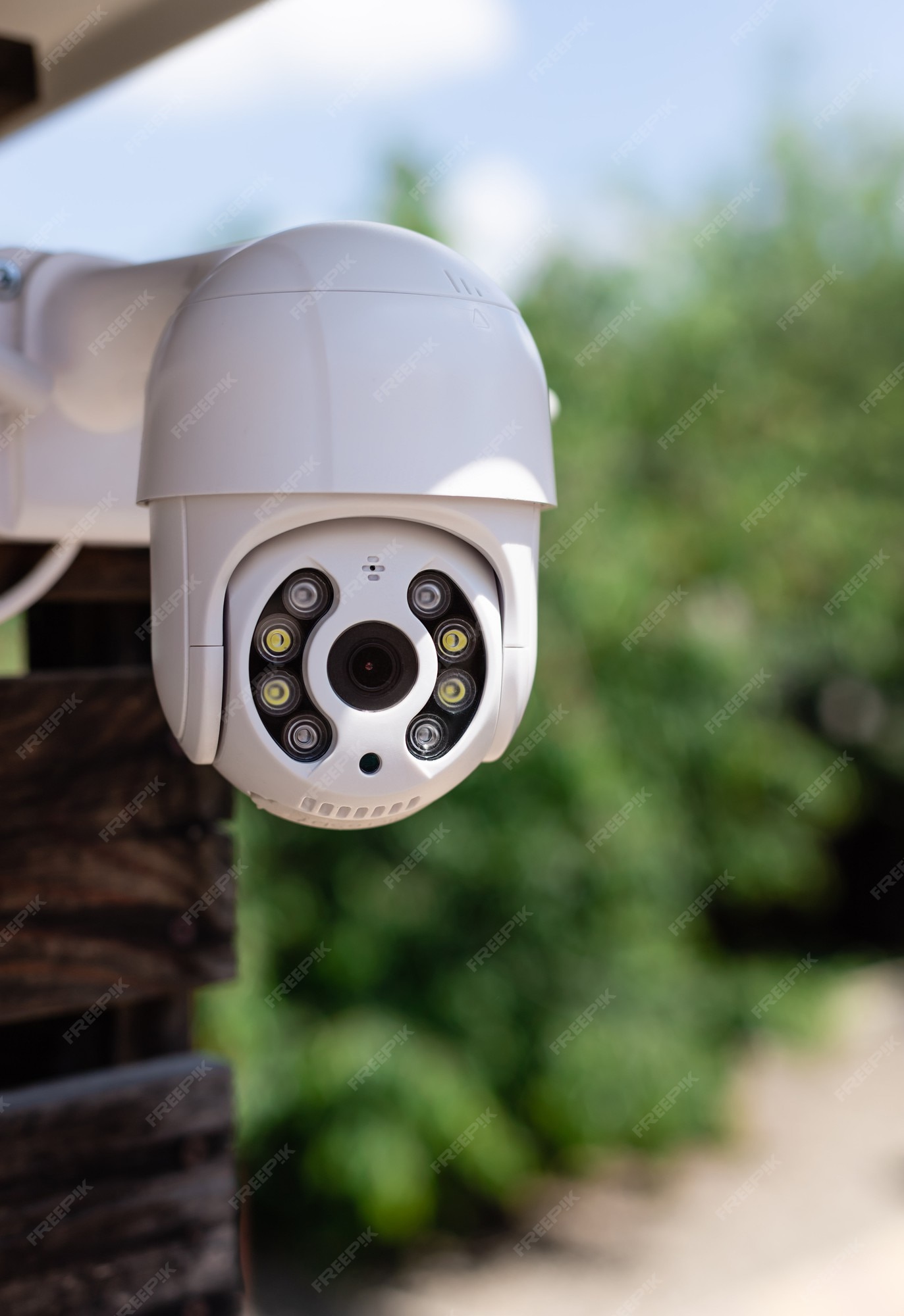 Cámara de vigilancia ip wifi en tecnología seguridad para el hogar en el patio trasero | Foto