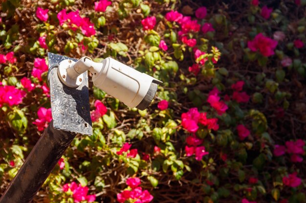La cámara de vigilancia o el sistema de circuito cerrado de televisión es un dispositivo para grabar videos de seguridad sobre tiendas, tiendas, casas, hoteles u oficinas