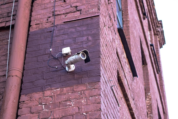 Cámara de vigilancia en la pared del edificio.