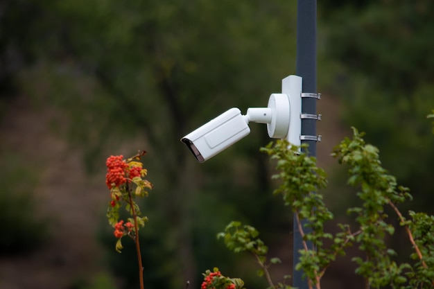 Una cámara de vigilancia en un pilar de un edificio modernoVideo vigilancia Seguridad