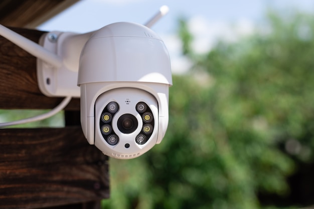 Penetrar Lejos Celsius Cámara de vigilancia wifi cctv moderna en el patio trasero de la casa  sistema de seguridad para el hogar | Foto Premium