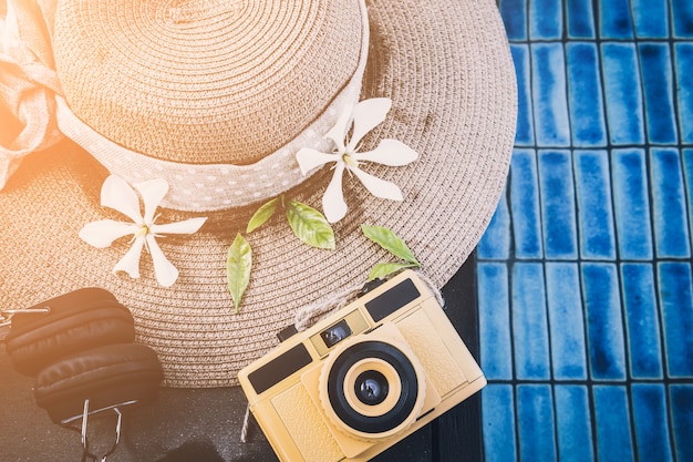 Cámara vintage con sombrero de mujer