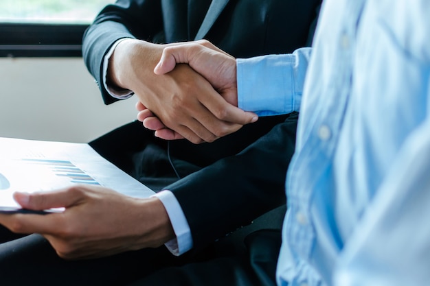 Camaradería. dos hombres de negocios dándose la mano después de la entrevista de trabajo de negocios en la sala de reuniones en la oficina, enhorabuena, inversionista, éxito, entrevista, asociación, trabajo en equipo, financiero, concepto de conexión