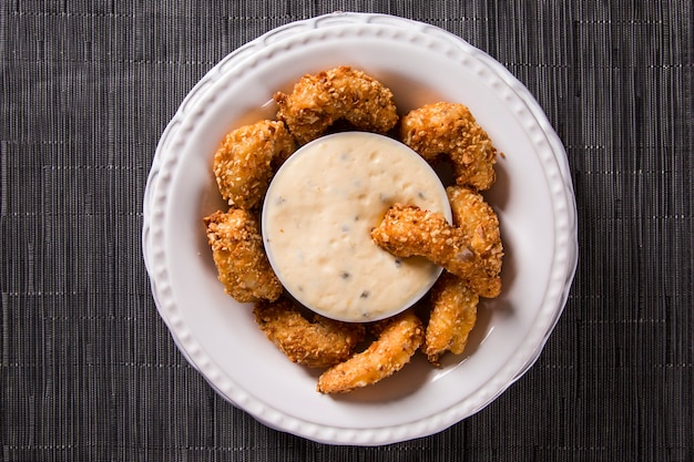 Camarão à milanesa com creme de maracujá